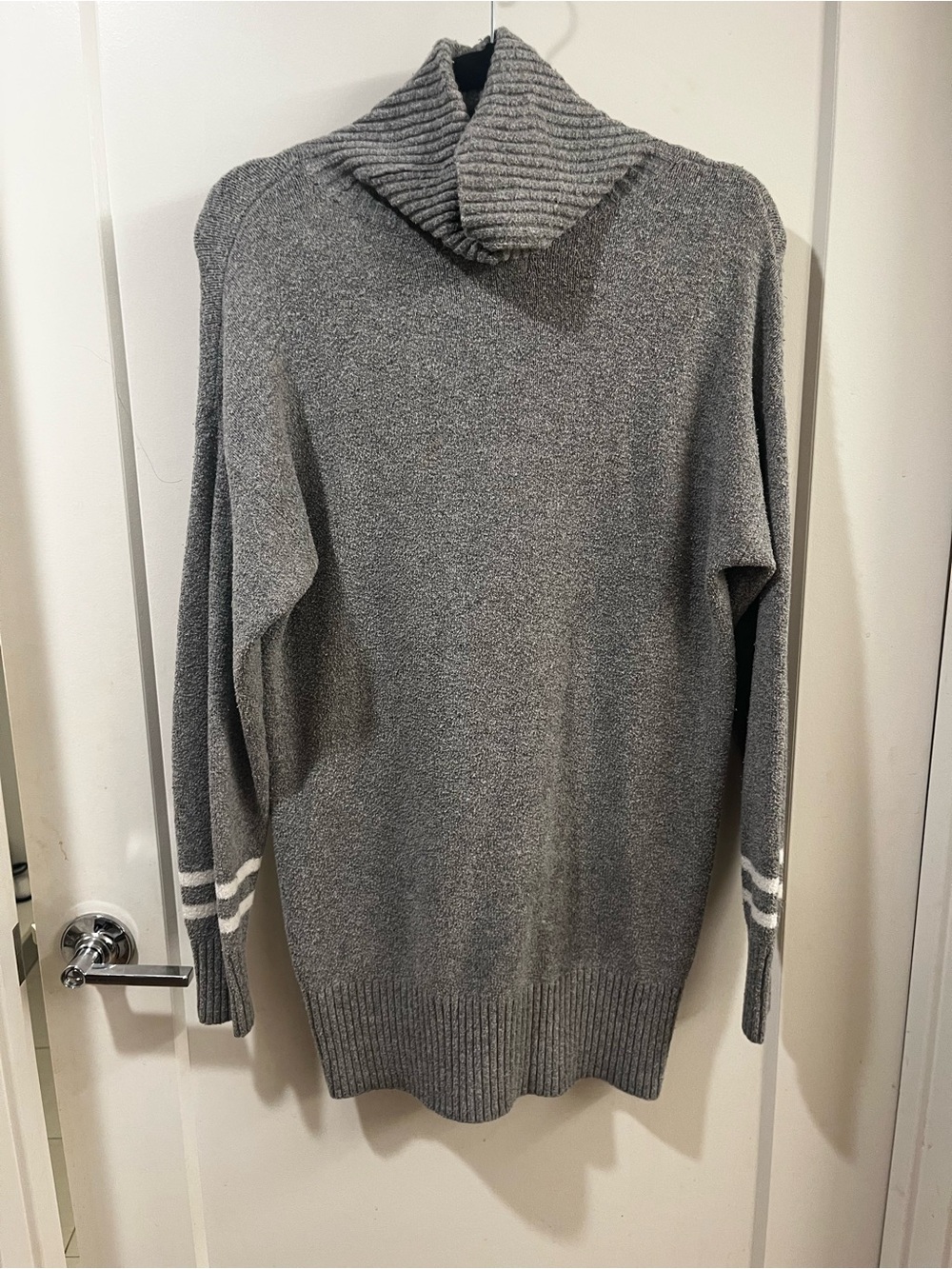 Women's Gray Long Sleeve Turtleneck Dress Sweater no flaws